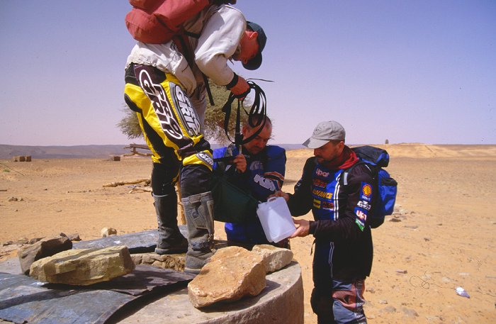 Markus, Luigi und Carlo holen Wasser aus dem Hassi el Hadjadj