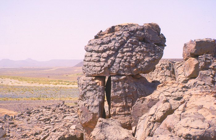 Merkwürdig erodierte Felsen säumen unseren Weg