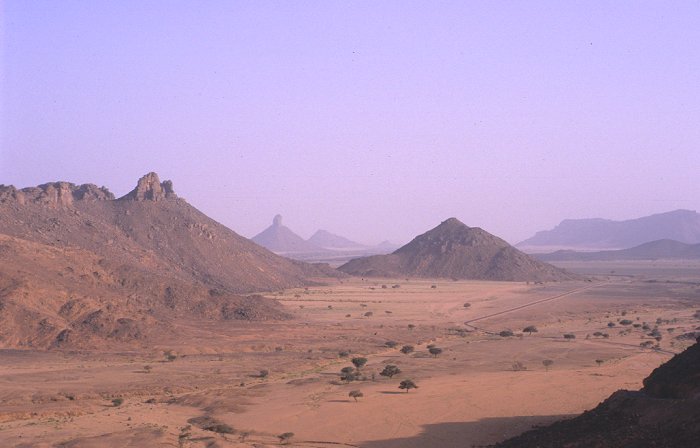 Schon lange erloschene Vulkane sind am Horizont zu sehen