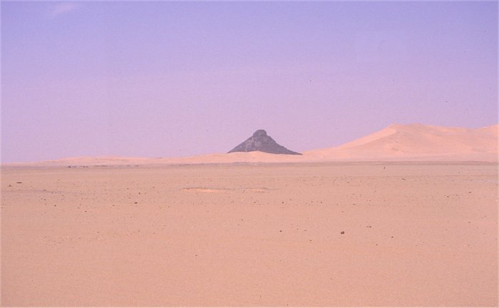 Durchquerung des Erg Admer: Felsformation im Sandmeer