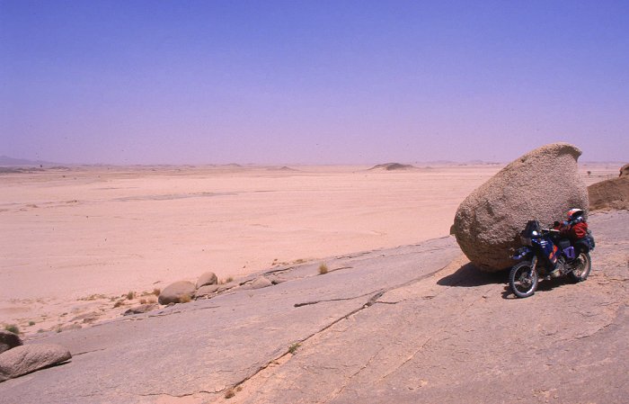 Felsen liegen wie Ostereier herum