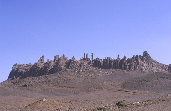 Zerklüftete Felsen bei der Abfahrt auf der Nordrampe