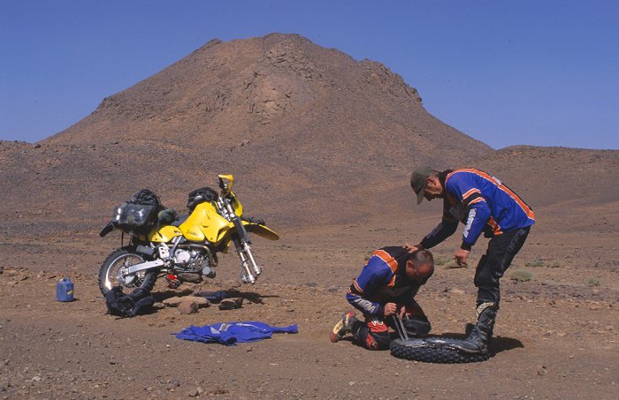 Plötzlich ist das Vorderrad der Suzuki platt