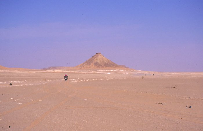 Hinter dem Berg erreichen wir die Teerstraße nach Hassi Bel Guebbour