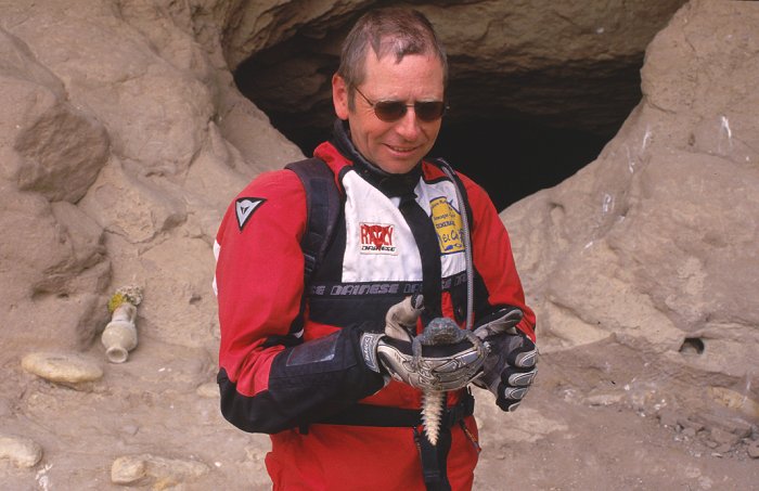 Marcel mit einer Dornschwanzagame vor der Höhle