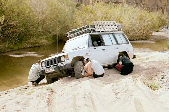 Gemeinsames Luftablassen im tiefen Sand