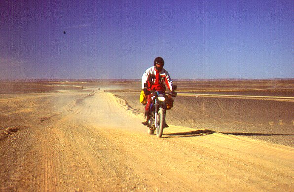 Matthias 'Wanker' mit seiner XT 600 auf der Piste zum Erg Chebbi