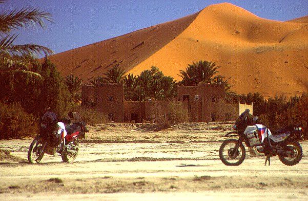 Unsere Alps vor einer der höchsten Dünen des Erg Chebbi