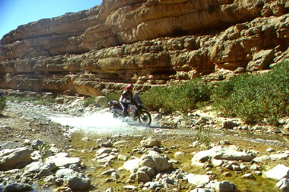 Wasserdurchfahrt in der Todra Schlucht