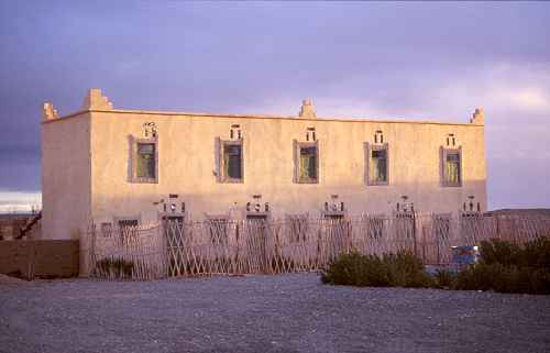Haus unter Regenwolken
