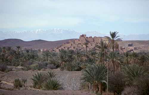 Ait Benhaddou, im Hintergrund der Atlas