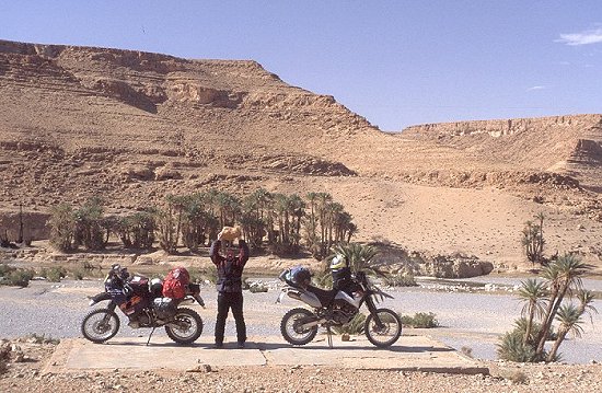 Umgekehrte Welt, steinewerfender Motorradfahrer ;-)