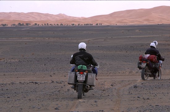 Kurz vor Merzouga, im Hintergrund der Erg Chebbi