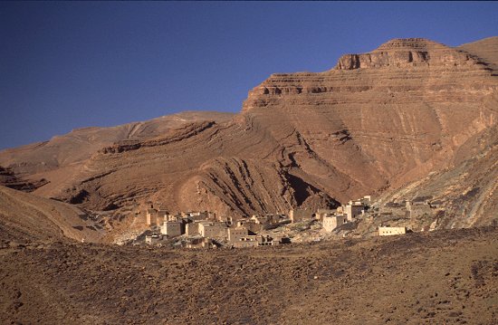 In die Berge eingeschmiegtes Dorf