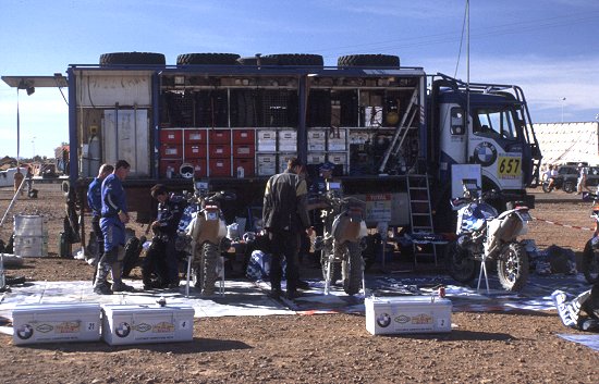 Der Service-Truck des BMW-Teams