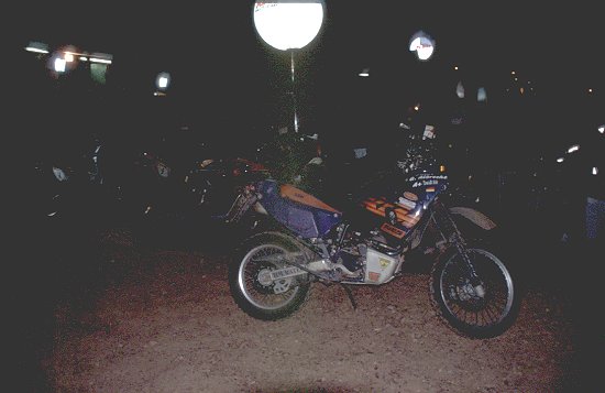 Ich darf meine KTM direkt bei den Werksmaschinen parken