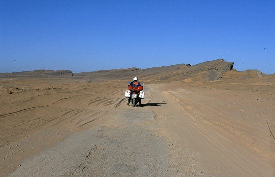 Hinter Rissani versucht der Sand die Straße zurckzuerobern