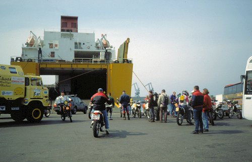 Die Fahrzeuge werden auf eine italienische Frachtfähre verladen