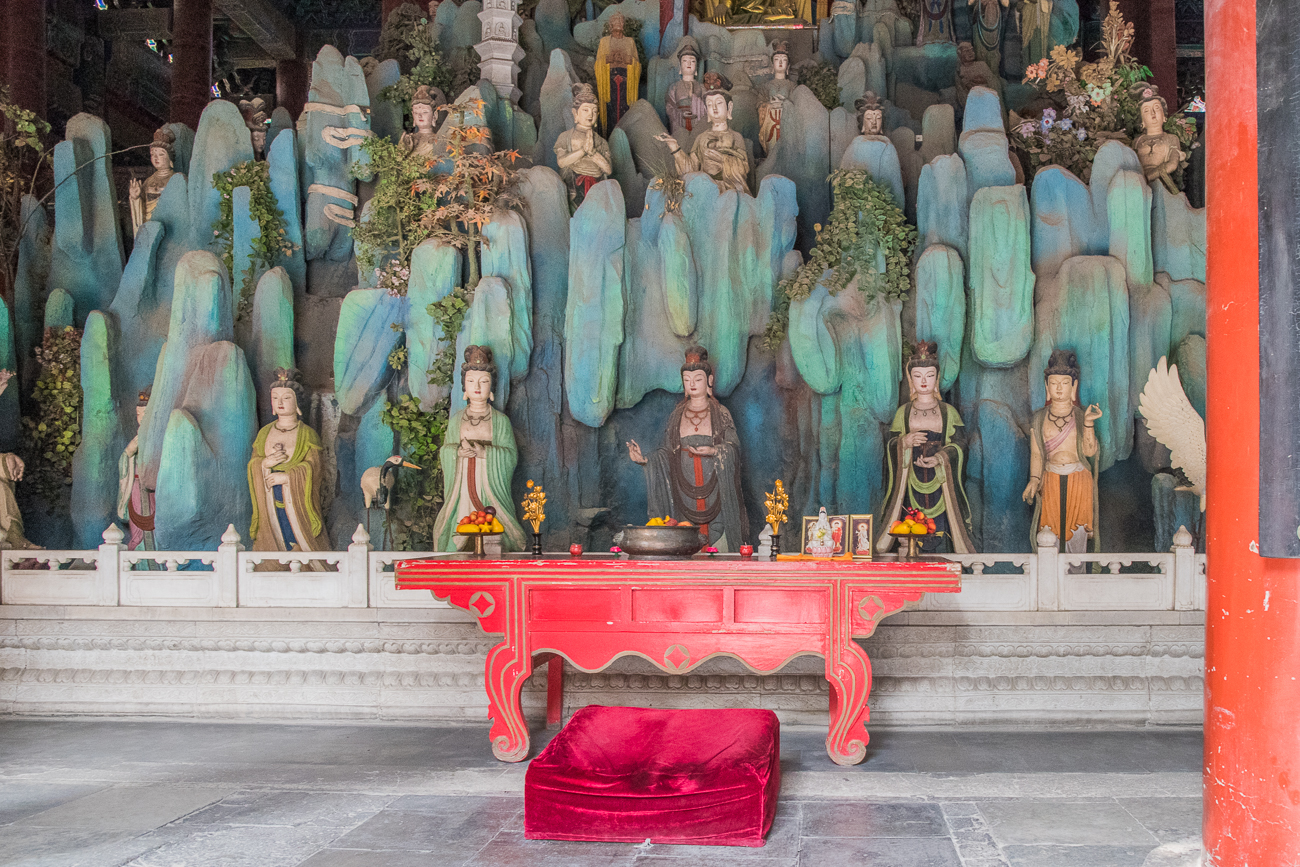 Altar mit Opfergaben in einem der Tempel