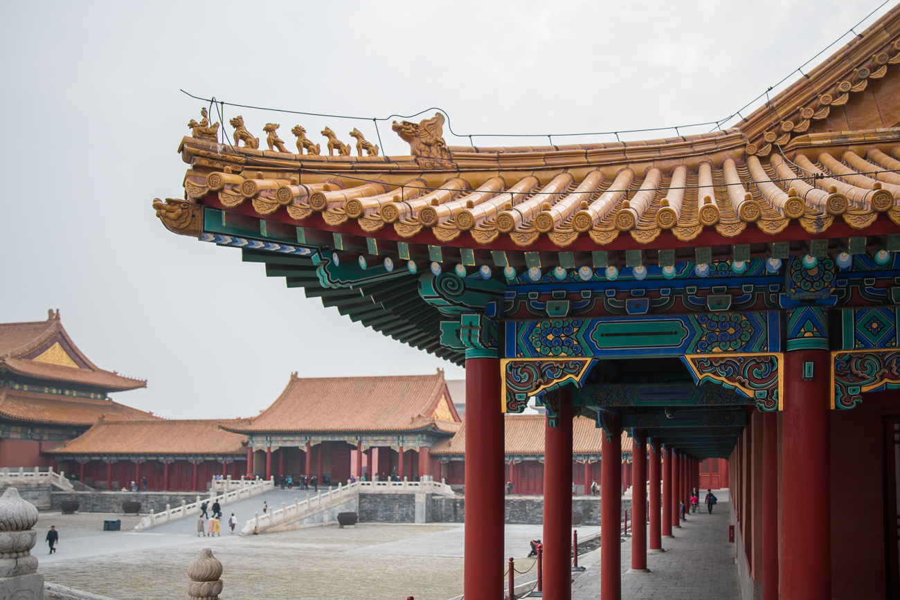 Hutong und im Hintergrund die moderne Stadt