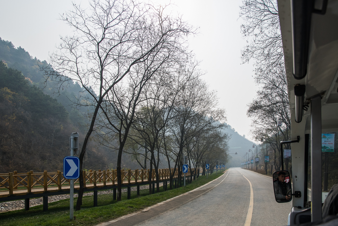 Parallel zur Straße gibt es auch einen Holzsteg zum Laufen