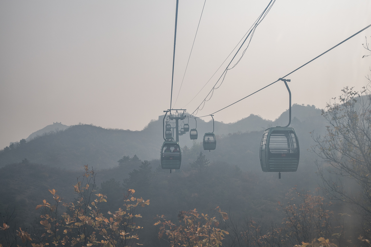 Mit der Seilbahn fahren wir zur Mauer hinauf. Nicht nur der Himmel, auch die Fenster sind etwas trüb