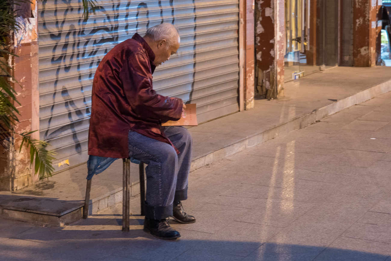 Lesen im Licht der Straßenlaterne