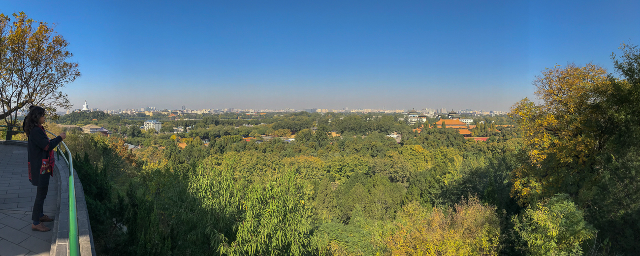 Blick vom Aussichtshügel über die Umgebung des Jingshan Parks