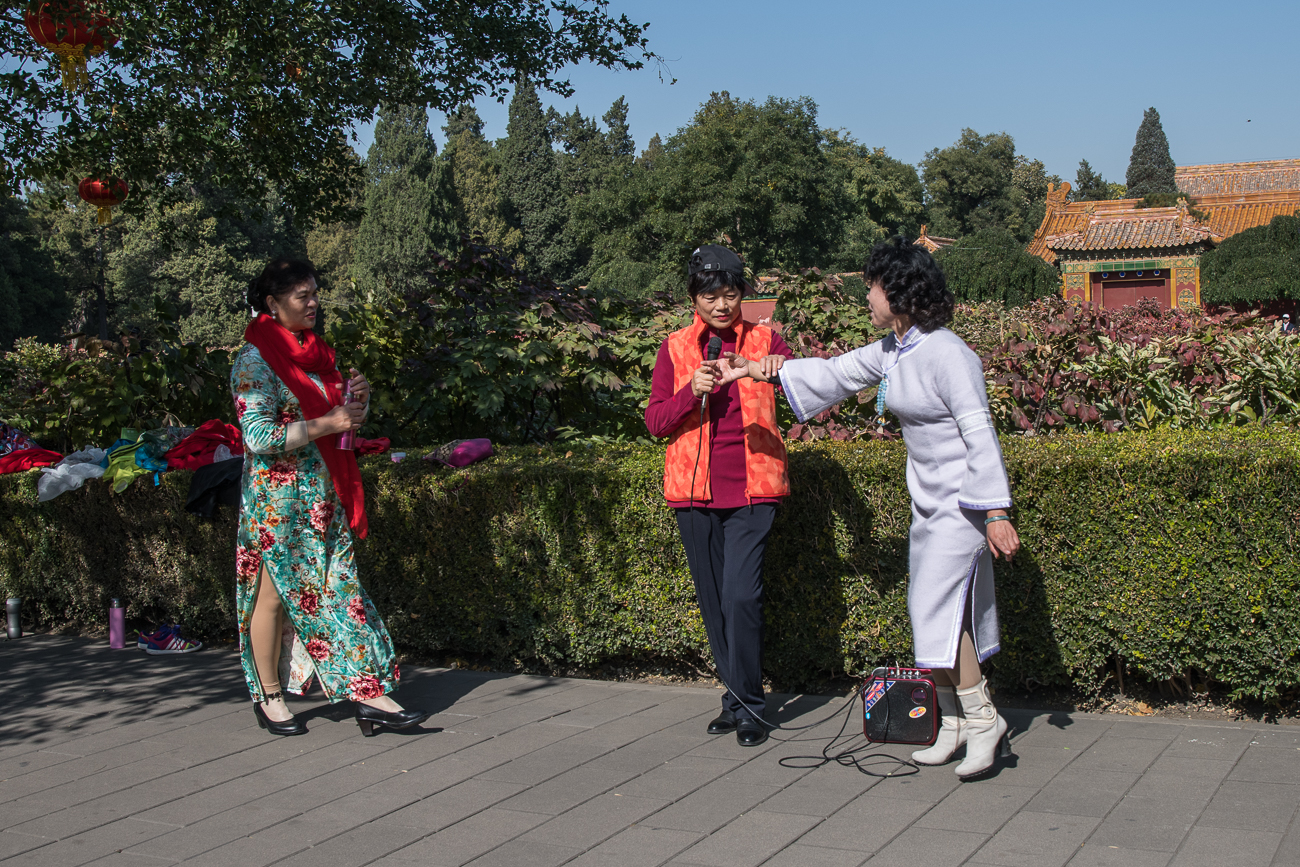 Singende Damen im Park