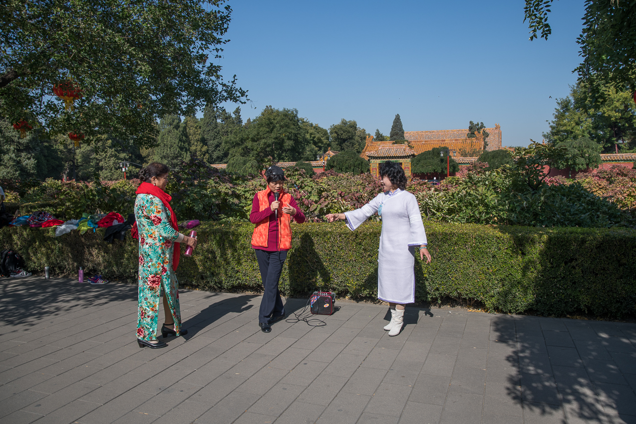 Singende Damen im Park