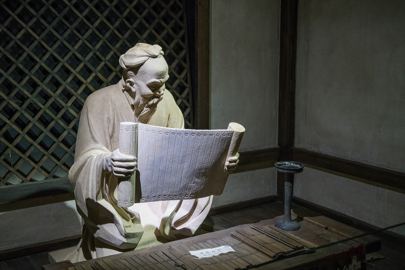 Übersetzt: Konfuzius las das Buch der Veränderung so oft, dass die Lederbänder der Bambusstreifen schließlich einrissen. So lernen wir, wie hart er studiert haben muss"