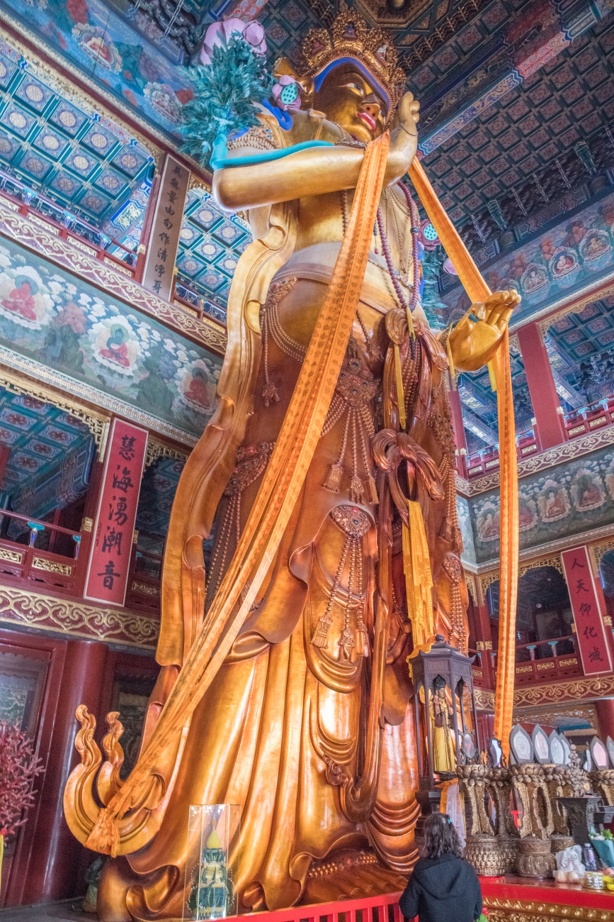 18 Meter hohe Buddha-Statue, aus einem einzigen Sandelholzbaum geschnitzt