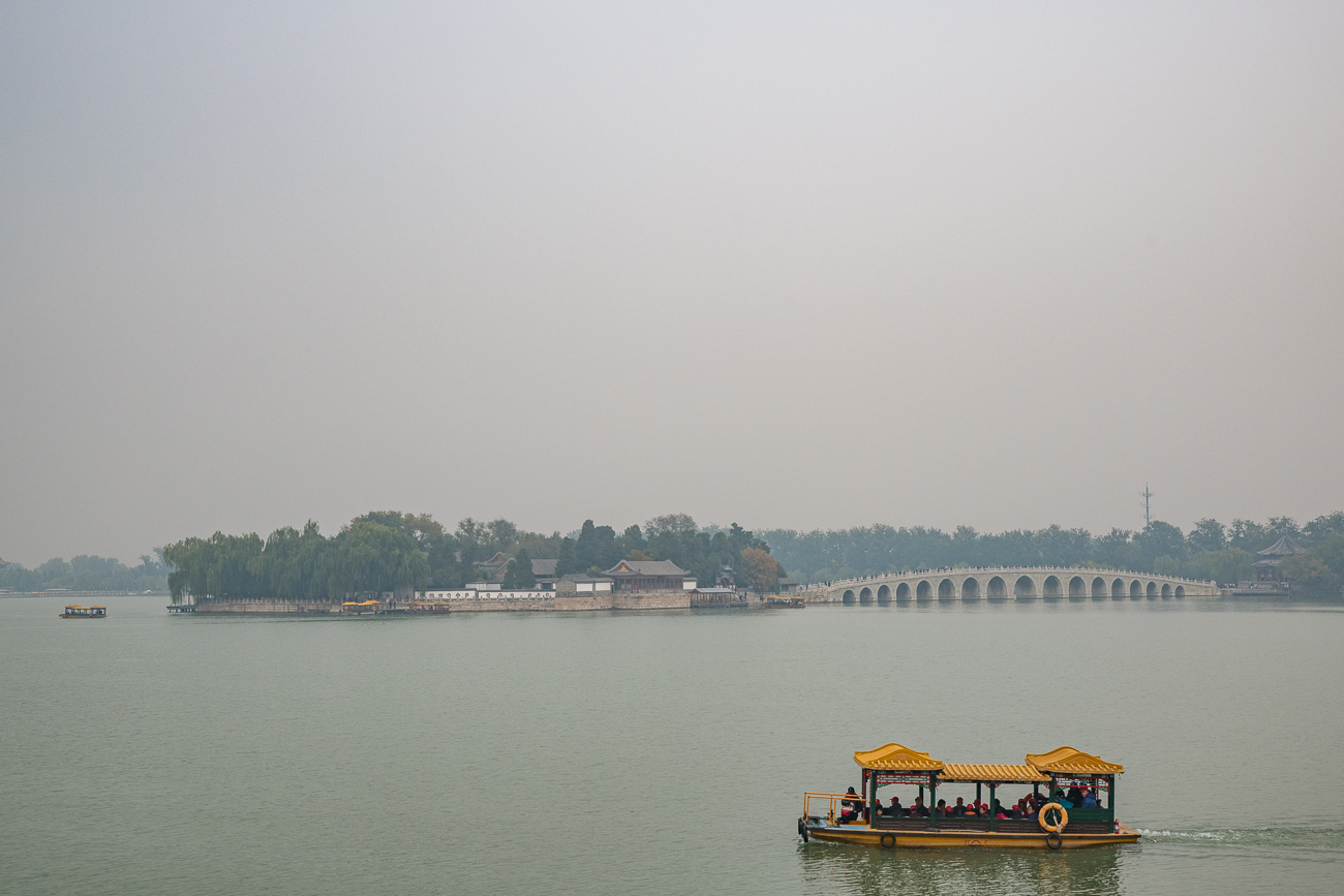 Insel mit Bogenbrücke