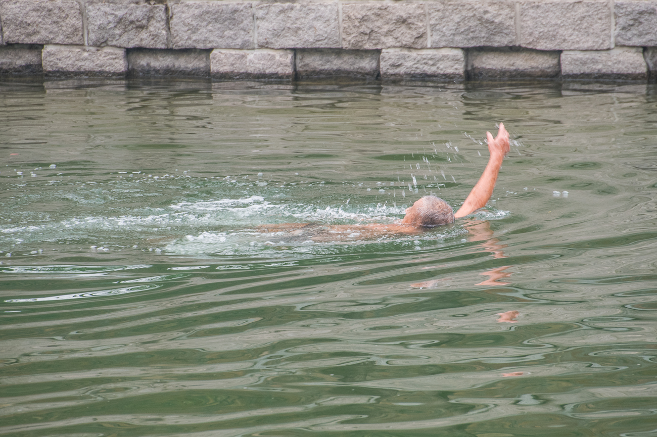 Die älteren Männer (und Frauen) gehen bei jedem Wetter baden