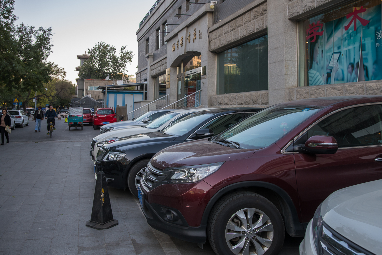 Jede freie Fläche wird zum Parkplatz