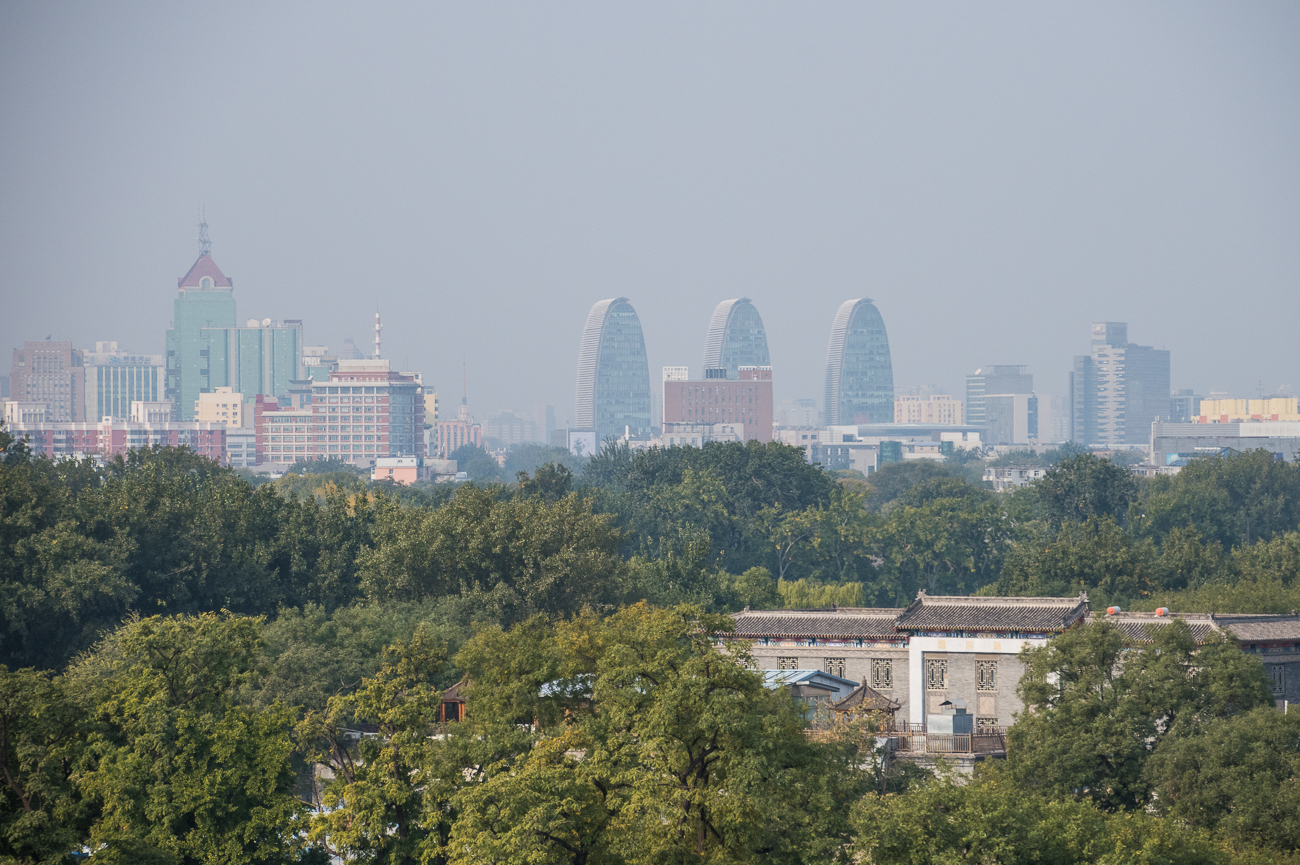 Das moderne Peking im Hintergrund