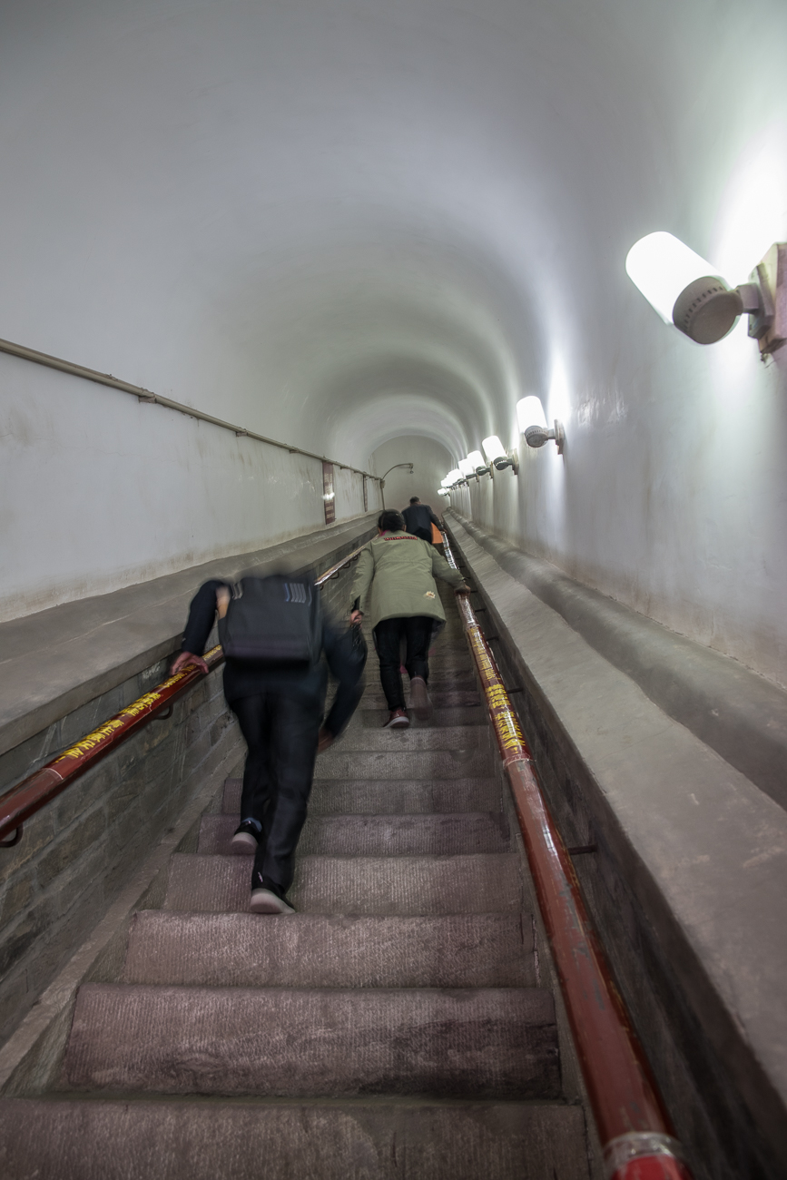 Nun gehen wir die steile Treppe zum Glockenturm hinauf. Der alte Mann vor mir, bestimmt schon 80 Jahre alt, ist wie ein junger Hüpfer hinaufgesprintet