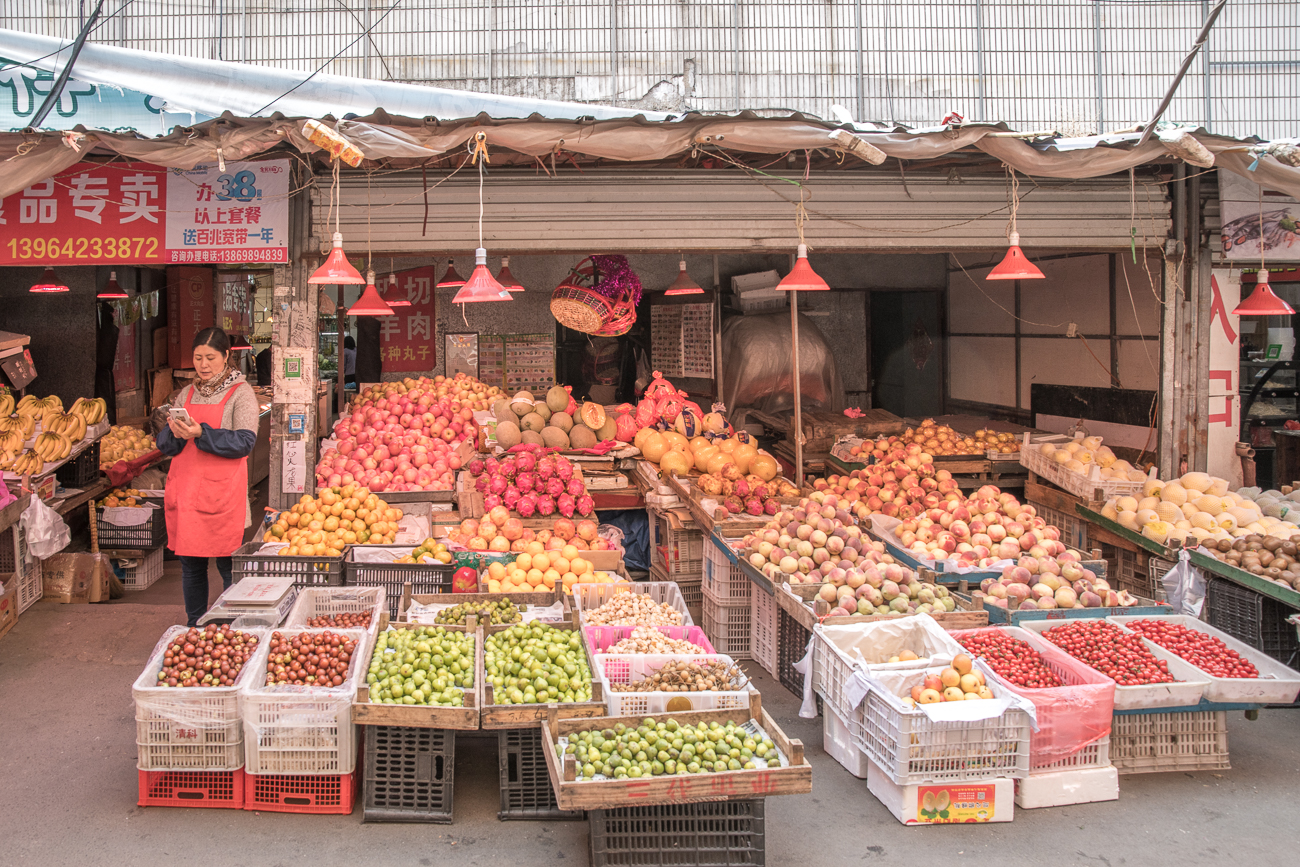 Auf dem Rückweg laufen wir noch durch einen Markt