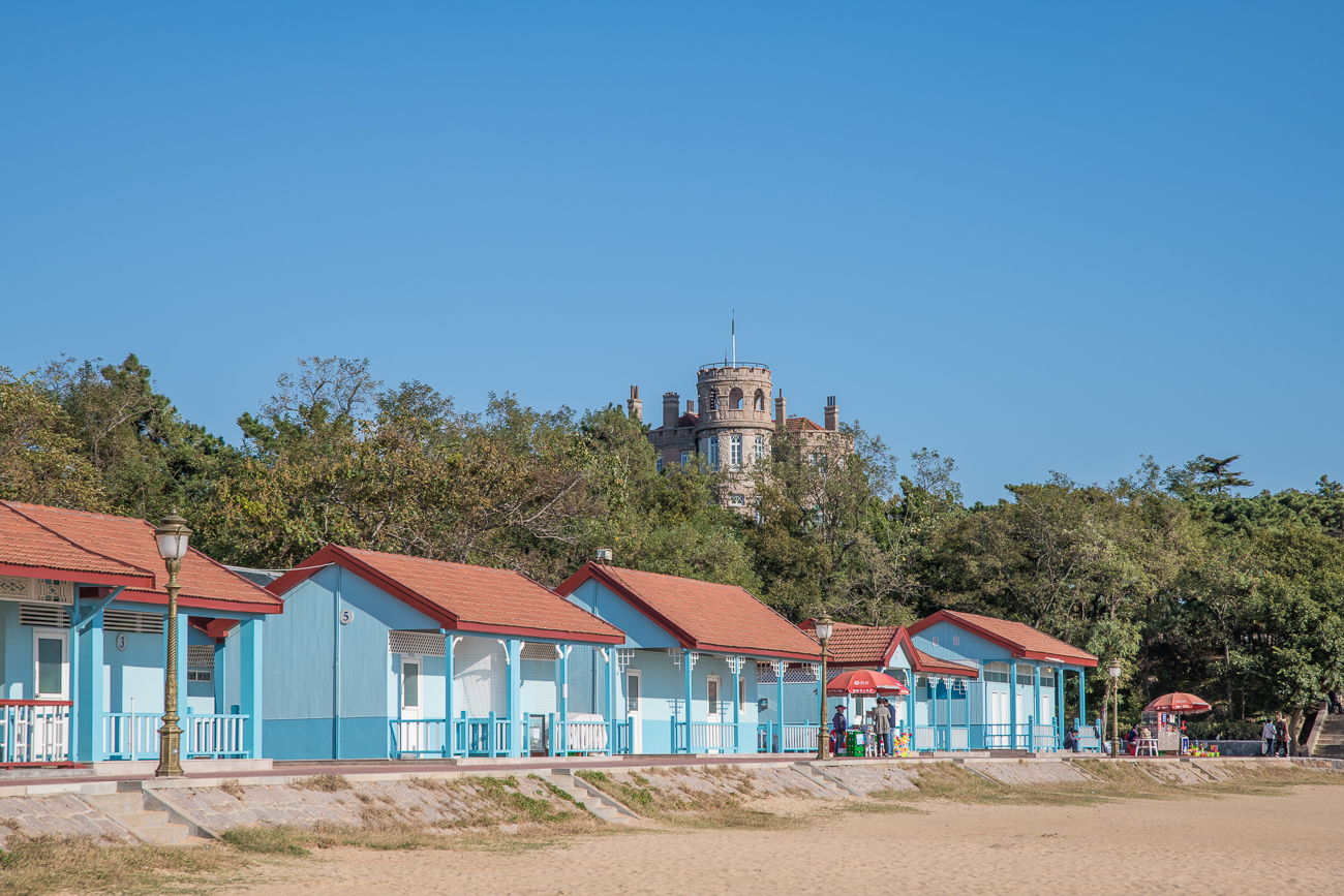 Strandhäuser und Gebäude Anfang des 20. Jahrhundert im Hintergrund