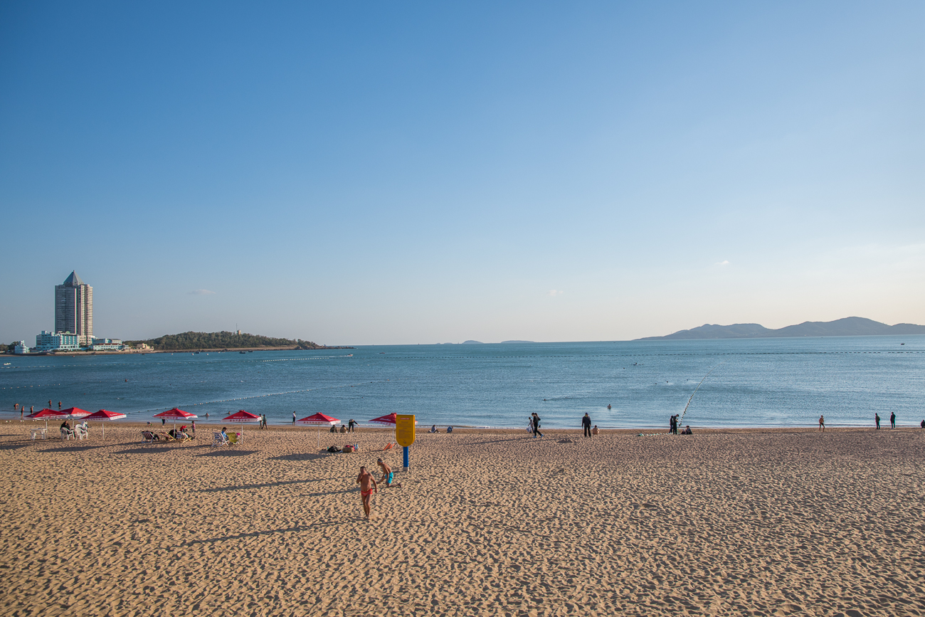 Strand mit Haifischnetzen