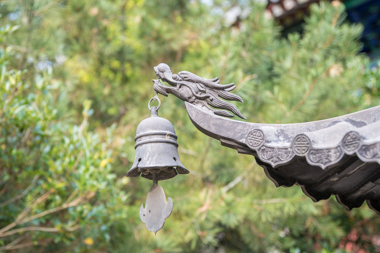 Drachenkopf mit Glocke