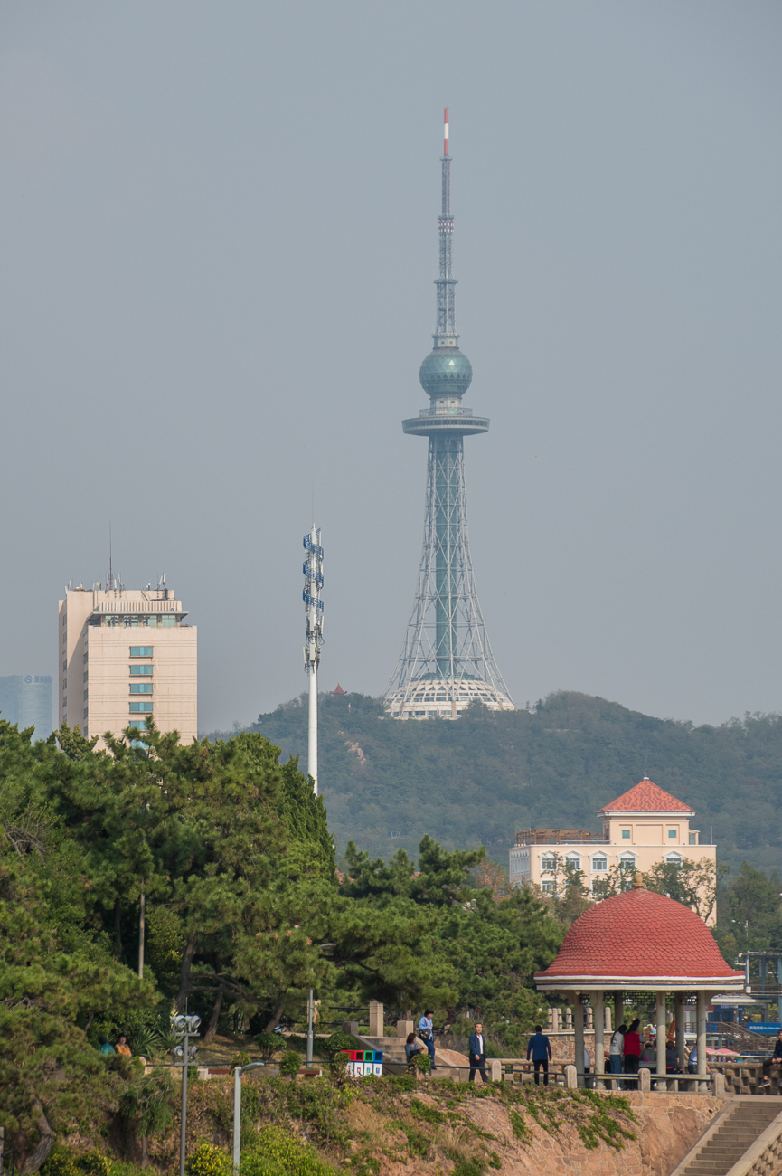 Der Fernsehturm Qingdao ist ein 1984 fertiggestellter 232 m hoher Stahlfachwerkturm mit Aussichtsplattform auf dem 116 m hohen Taiping Hügel im Julin Hill Park in Qingdao. Der Turmkorb ist kugelförmig und beherbergt unterhalb auf 160 m Höhe eine Aussichtsplattform, welche diverse Souvenirstände und ein Café beherbergt und wurde erst in den 1990er Jahren für die Öffentlichkeit geöffnet.