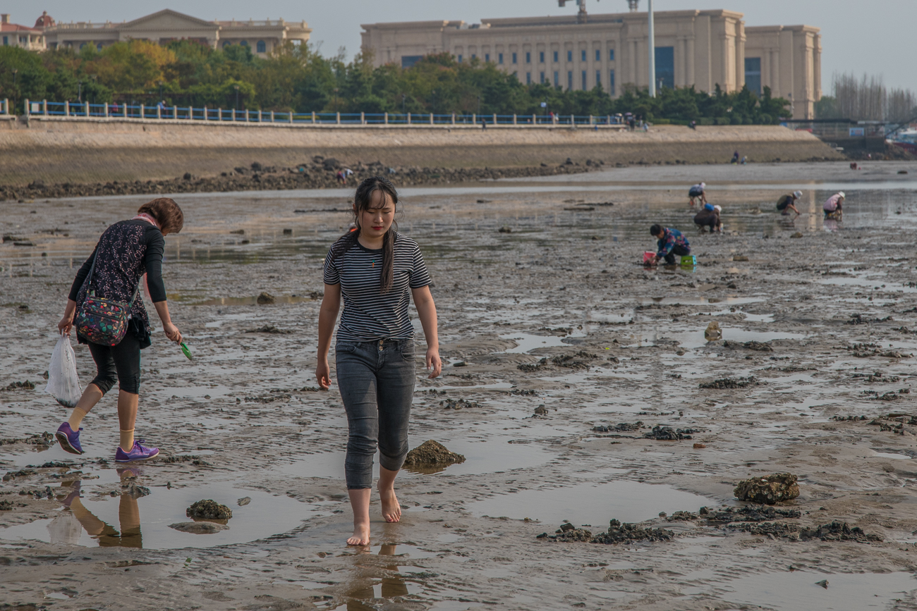 Was machen die ganzen Leute am Strand?