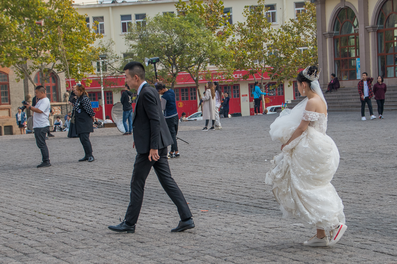 Zum besseren Laufen gerne auch mit Turnschuhen unterm Brautkleid ;-)