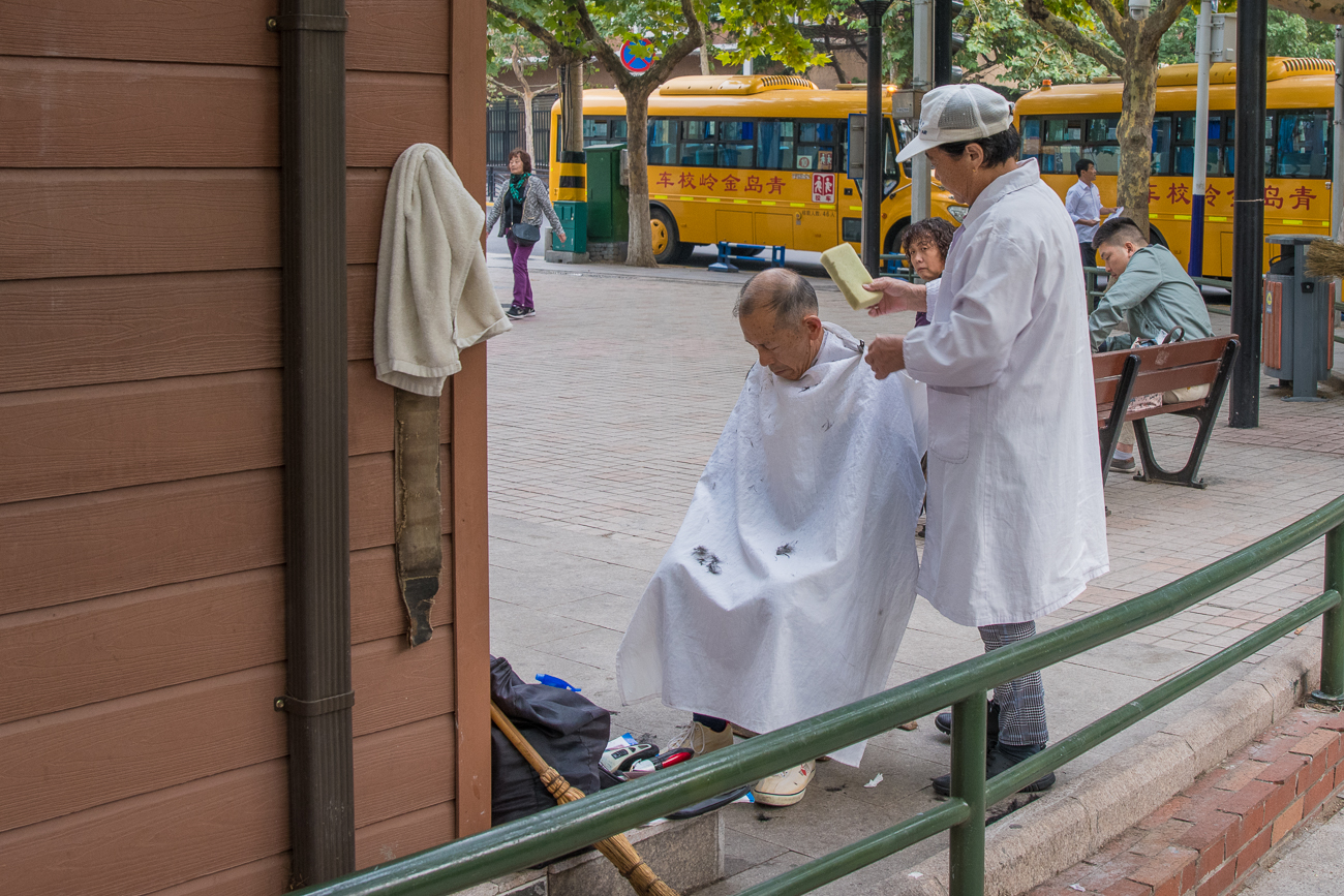 ... und wieder andere sind beim Freiluft-Friseur