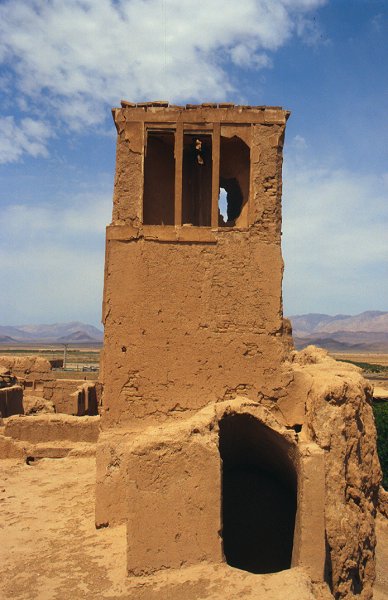 Windturm (historische Klimaanlage) einer Karawanserei an der Seidenstraße