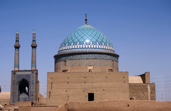 Freitagsmoschee (links) und Grab von Seyyed Rukn ad-Din (rechts) in Yazd
