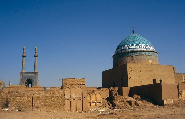Freitagsmoschee (links) und Grab von Seyyed Rukn ad-Din (rechts) in Yazd