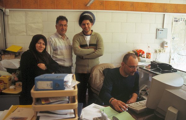 Ralf am Computer der Keksfabrik, mit der Chefin, ihrem Mann und dem Sohn
