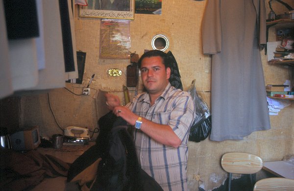 Ein Schneider, der meinen Rucksack näht